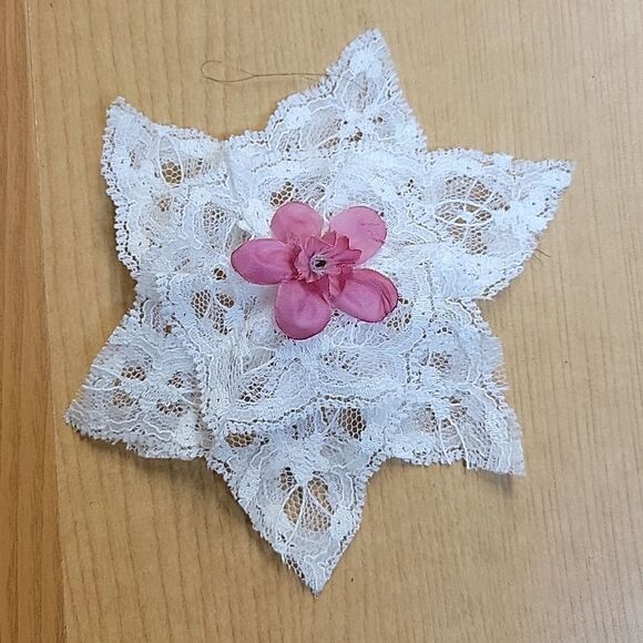 Vtg. 20 Victorian lace hand made snowflake & angel ornaments, &vtg. bead garland - Picture 3 of 12